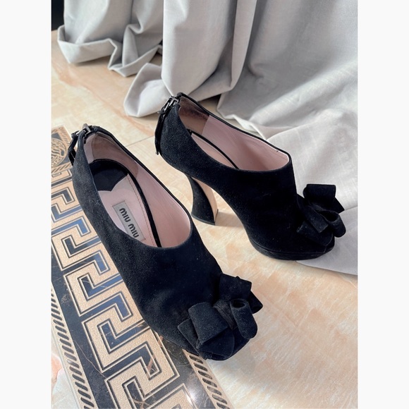 🔥NEW🔥 MIU MIU Black Suede Bow Peep Toe Platform Pumps - Picture 2 of 5